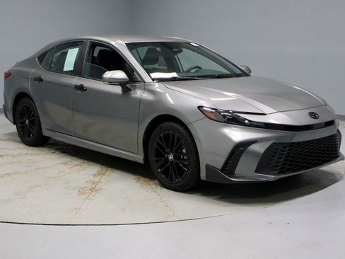 Used 2025 Toyota Camry SE AWD/4WD image 1