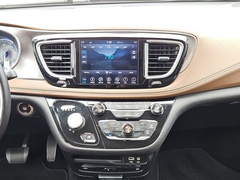 Used 2018 Chrysler Pacifica Limited w/ Advanced Safetytec Group FWD image 17