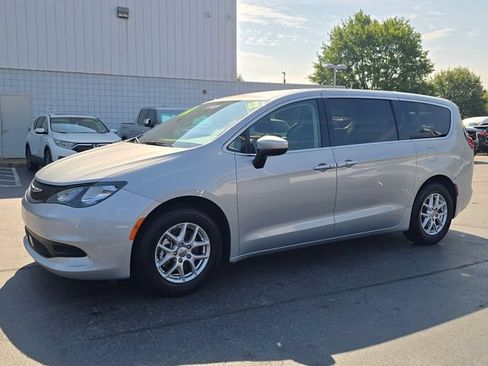 Used 2022 Chrysler Voyager LX FWD image 7