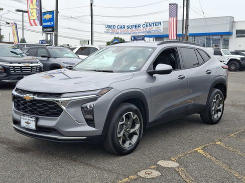 Used 2024 Chevrolet Trax LT w/ Sunroof Package FWD image 3