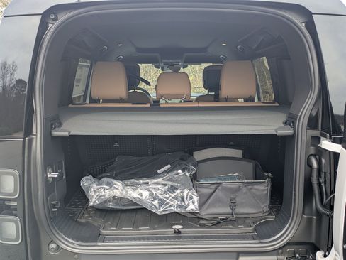 New 2026 Land Rover Defender 110 X-Dynamic SE image 27