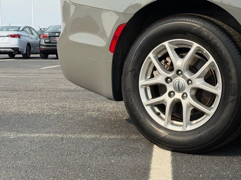 Used 2023 Chrysler Pacifica Touring-L image 43