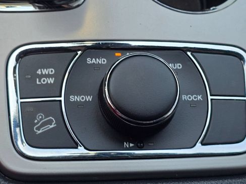Used 2022 Jeep Grand Cherokee Laredo X AWD/4WD image 36