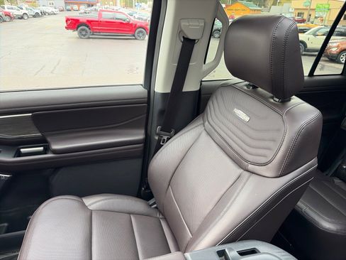 Used 2025 Ford Expedition Max Platinum w/ Platinum Ultimate Package AWD/4WD image 19