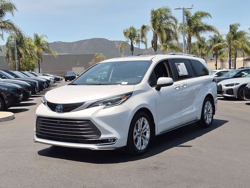 Used 2024 Toyota Sienna Platinum FWD image 5