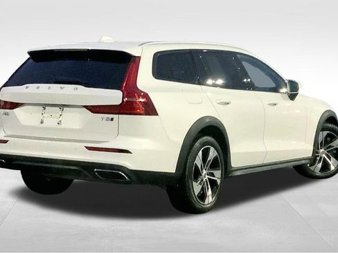 Used 2022 Volvo V60 T5 Cross Country image 13