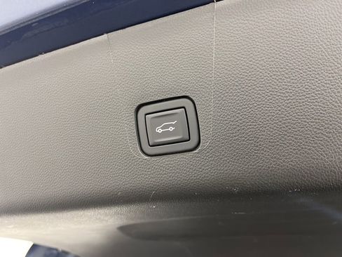 Used 2023 Chevrolet Traverse LT w/ Rear Camera Mirror Package AWD/4WD image 12