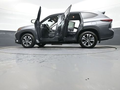 Used 2025 Toyota Highlander XLE AWD/4WD image 51