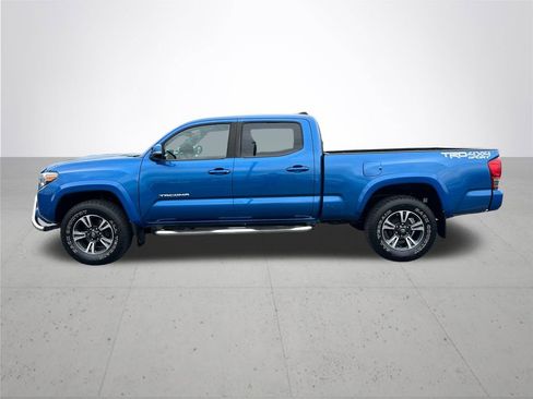Used 2017 Toyota Tacoma TRD Sport AWD/4WD image 10