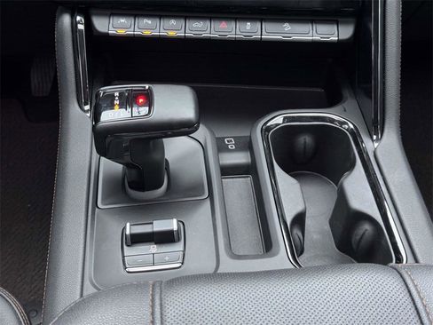 Used 2024 GMC Sierra 1500 AT4 w/ Technology Package image 8