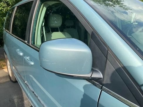 Used 2010 Chrysler Town & Country Touring FWD image 4