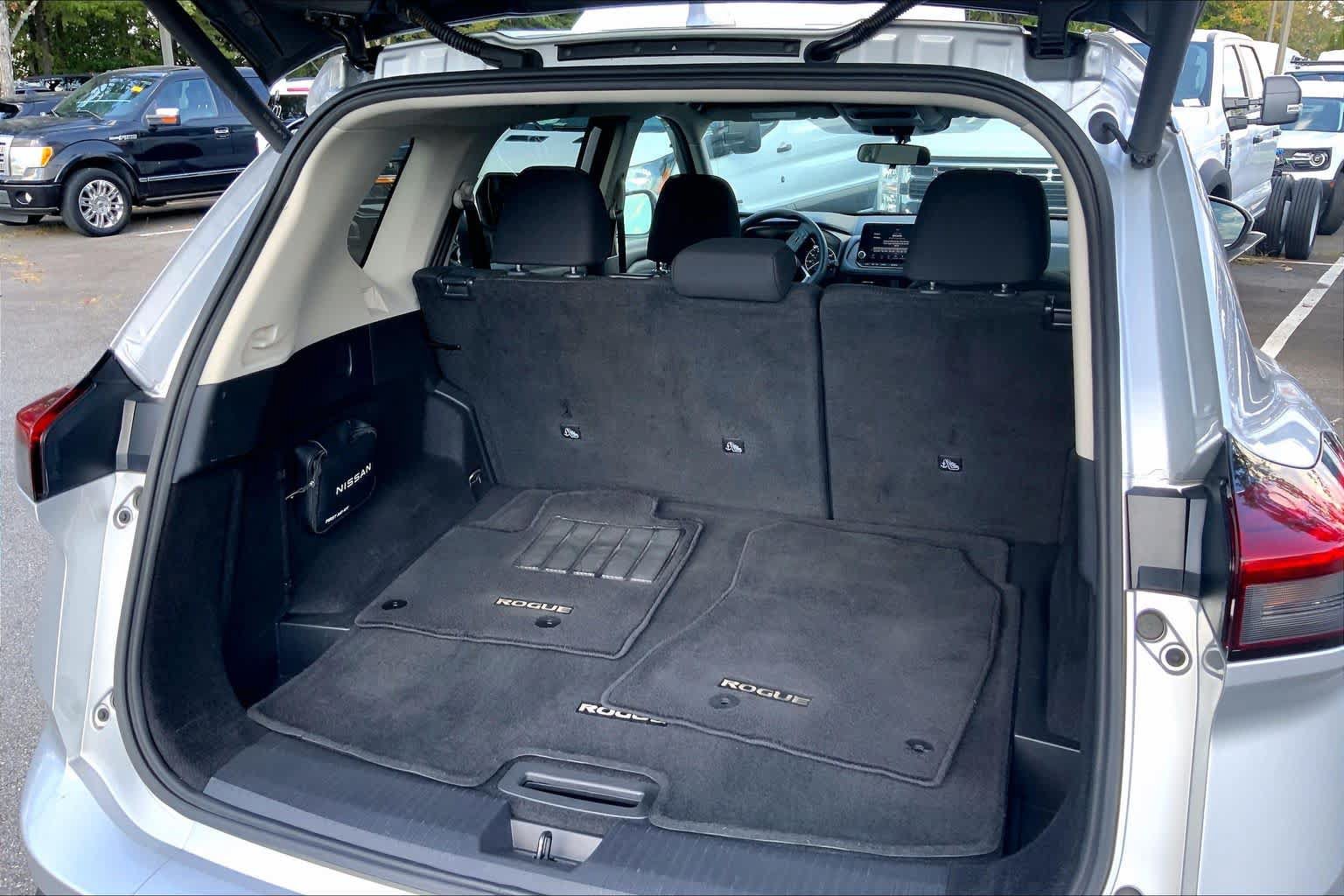 Used 2024 Nissan Rogue SV FWD image 31