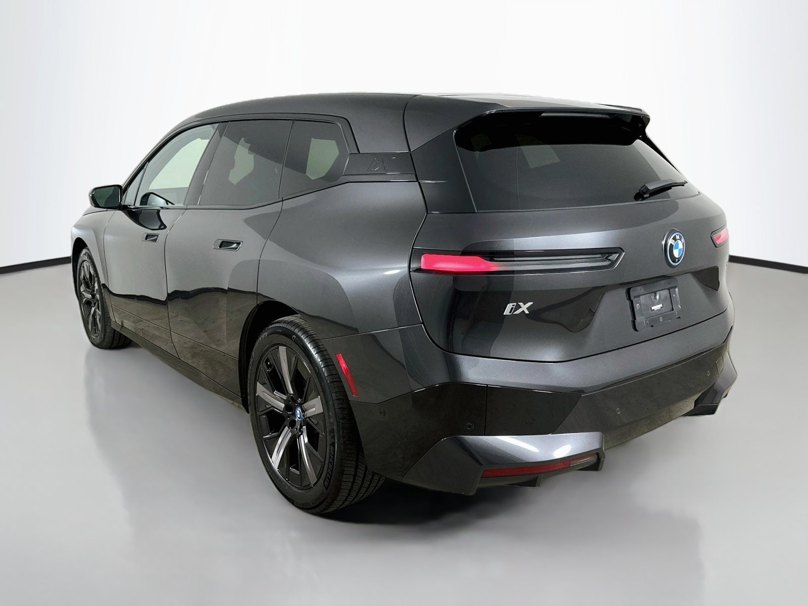 Used 2024 BMW iX xDrive50 w/ Sport Package AWD/4WD image 7
