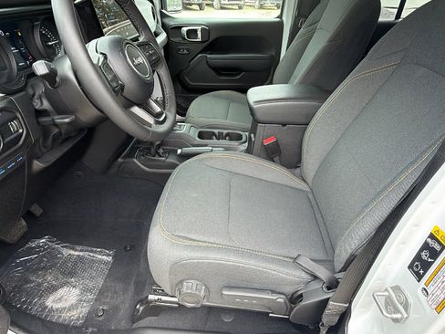 Used 2025 Jeep Wrangler Willys image 16