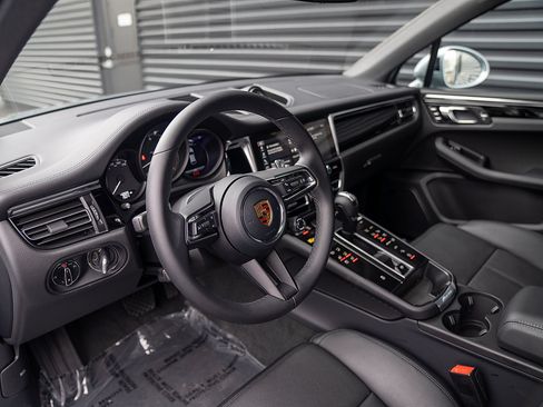 Certified 2026 Porsche Macan AWD/4WD image 4
