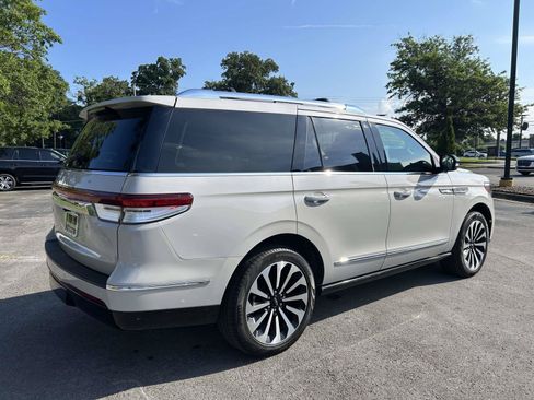 Used 2024 Lincoln Navigator Reserve AWD/4WD image 3