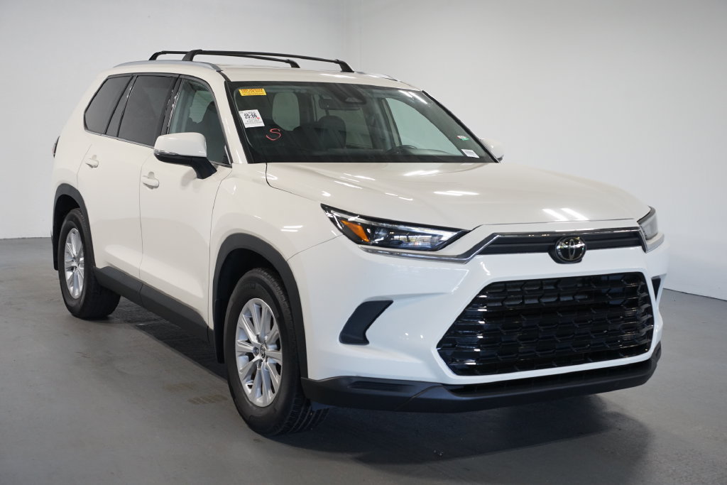 Used 2024 Toyota Grand Highlander AWD image 3