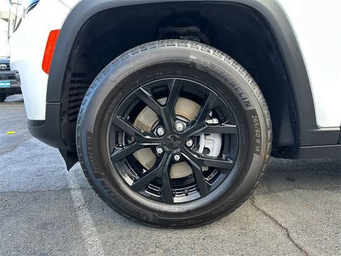 Used 2024 Jeep Grand Cherokee L Laredo image 8