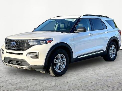 Used 2023 Ford Explorer XLT w/ Equipment Group 202A RWD image 3