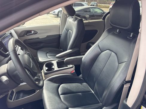 Used 2024 Chrysler Pacifica Touring-L image 21