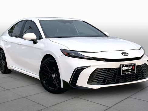 Used 2025 Toyota Camry SE w/ Convenience Package image 3