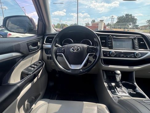 Used 2019 Toyota Highlander XLE FWD image 17