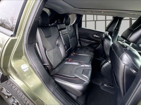 Used 2019 Jeep Cherokee Trailhawk image 28