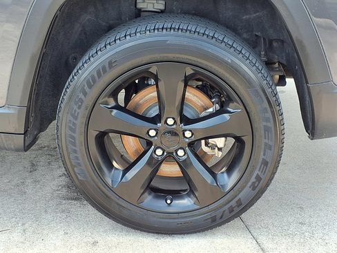Used 2024 Jeep Grand Cherokee L Laredo RWD image 26