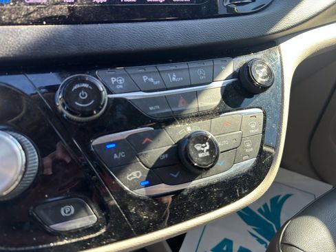 Used 2020 Chrysler Pacifica Touring-L Plus w/ Tire & Wheel Group image 22