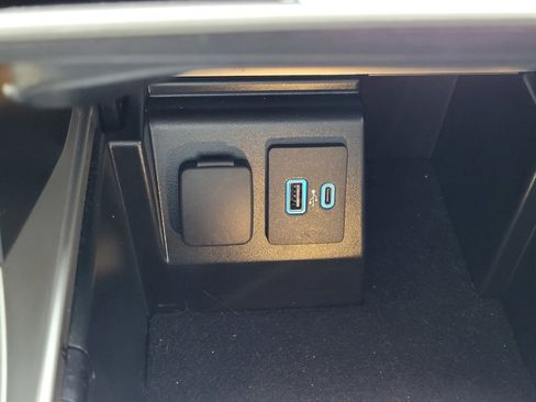 Used 2021 Ford Explorer XLT image 26