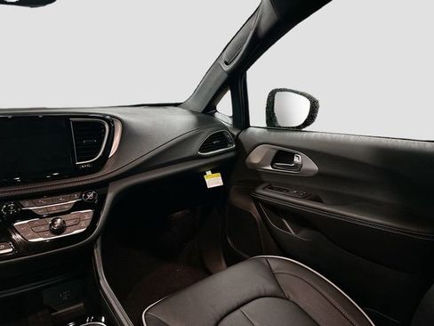 New 2026 Chrysler Pacifica Limited image 26