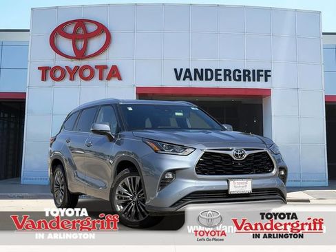 Used 2022 Toyota Highlander Platinum AWD/4WD image 1