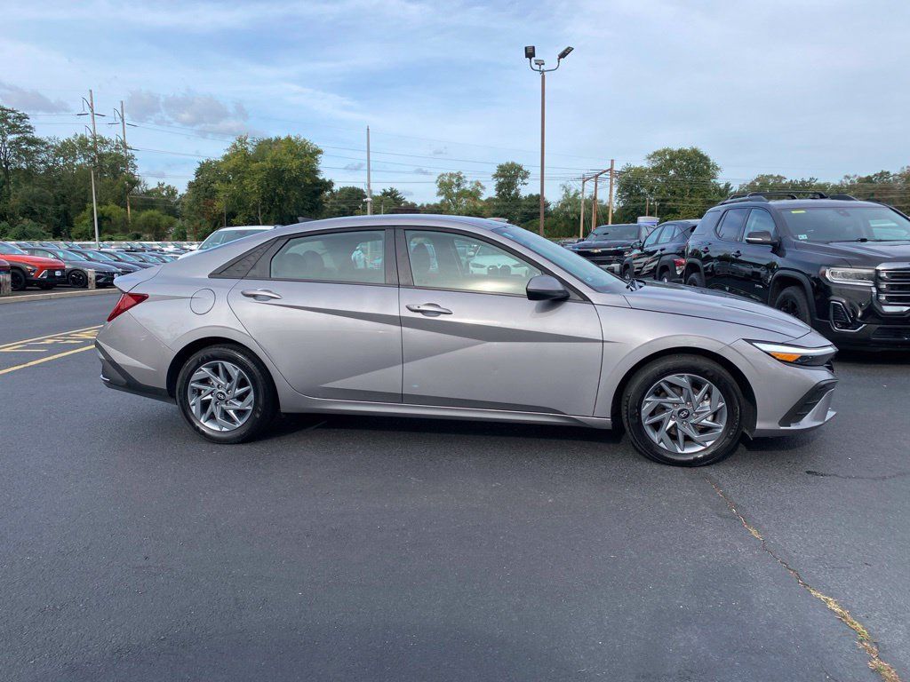 Certified 2025 Hyundai Elantra Hybrid FWD image 2