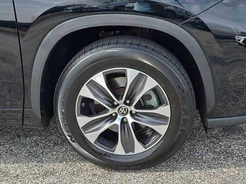 Used 2022 Toyota Highlander XLE image 4