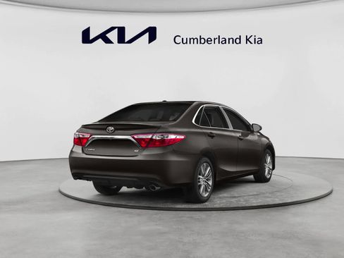 Used 2015 Toyota Camry SE w/ Moonroof Package FWD image 2