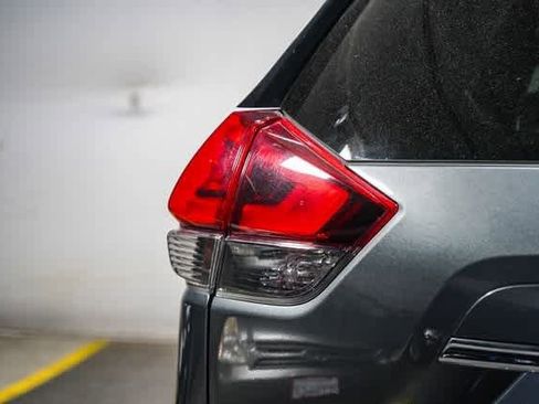 Used 2017 Nissan Rogue SV image 11