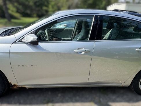 Used 2016 Chevrolet Malibu LT FWD image 2