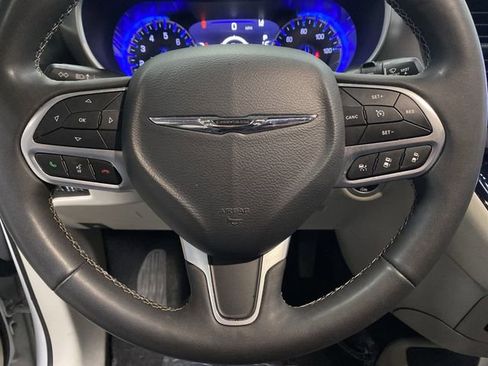 Used 2022 Chrysler Pacifica Touring-L image 15