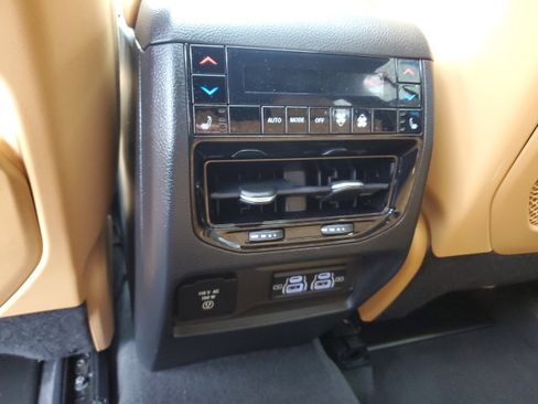 Used 2022 Jeep Grand Cherokee Summit w/ Luxury Tech Group V AWD/4WD image 31