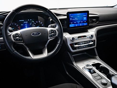 Used 2021 Ford Explorer XLT image 4