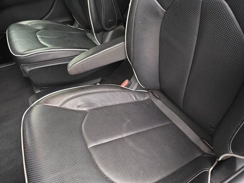 Used 2021 Chrysler Pacifica Limited w/ Uconnect Theater Family Group FWD image 14
