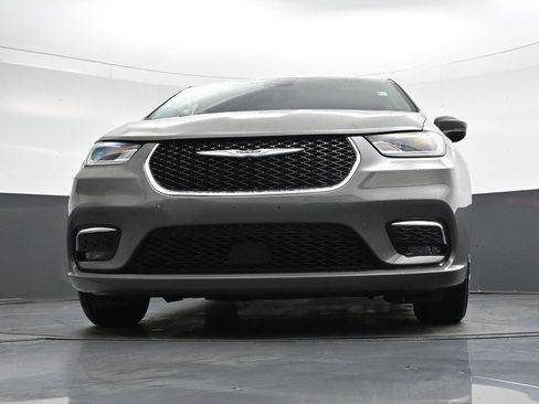 Used 2023 Chrysler Pacifica Touring-L image 40