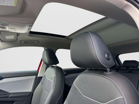 Certified 2024 Volkswagen Taos SE FWD image 17