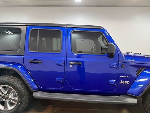 Used 2018 Jeep Wrangler Unlimited Sahara AWD/4WD image 32