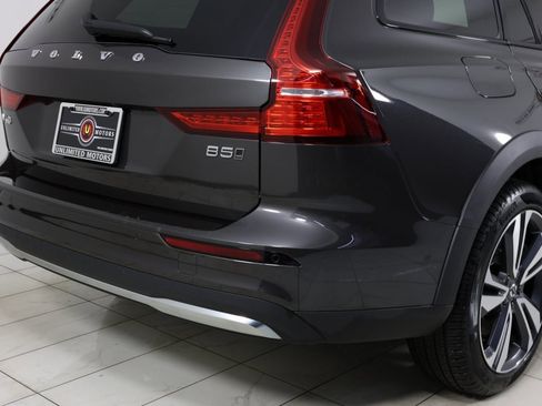 Used 2025 Volvo V60 B5 Cross Country Plus image 40