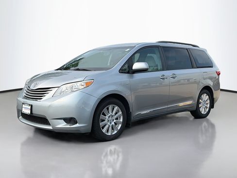 Used 2017 Toyota Sienna LE AWD/4WD image 13