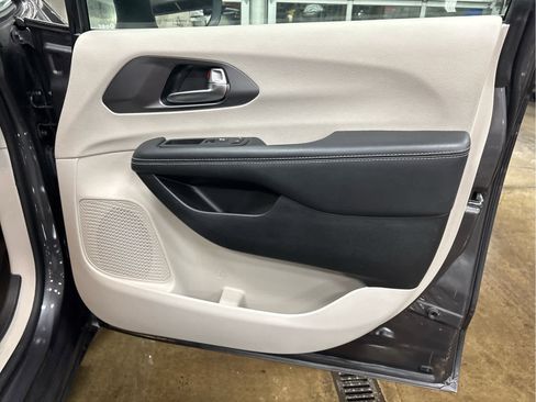 Used 2023 Chrysler Pacifica Touring-L image 36