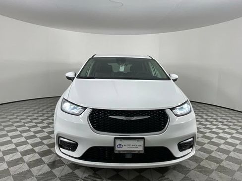 Used 2023 Chrysler Pacifica Touring-L FWD image 2