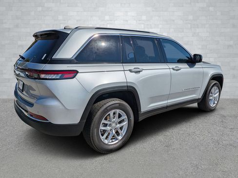 Used 2025 Jeep Grand Cherokee Laredo X image 5