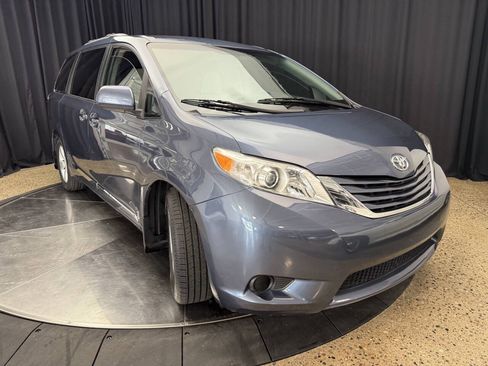 Used 2017 Toyota Sienna LE w/ Protection Package FWD image 12